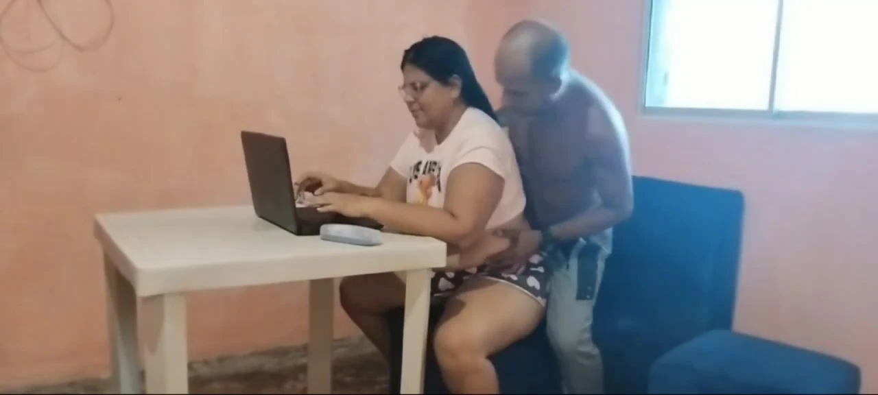 सौतेला पापा अपनी शर्मीली सौतेली बेटी को बहकाता है और उसकी चूत तब तक चोदता है जब तक कि वह उसे वीर्य से नहीं भर देता (मुझे उम्मीद है कि वह गर्भवती नहीं होगी)