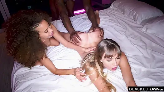 Blackedraw Naomi büyük zenci sürprizi için en iyi arkadaşı Cecilia'nın gözlerini bağlııyor