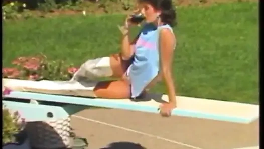 Seksi esmer hatun sıkı amcığıyla arkadaşının büyük takma yarağına biniyor