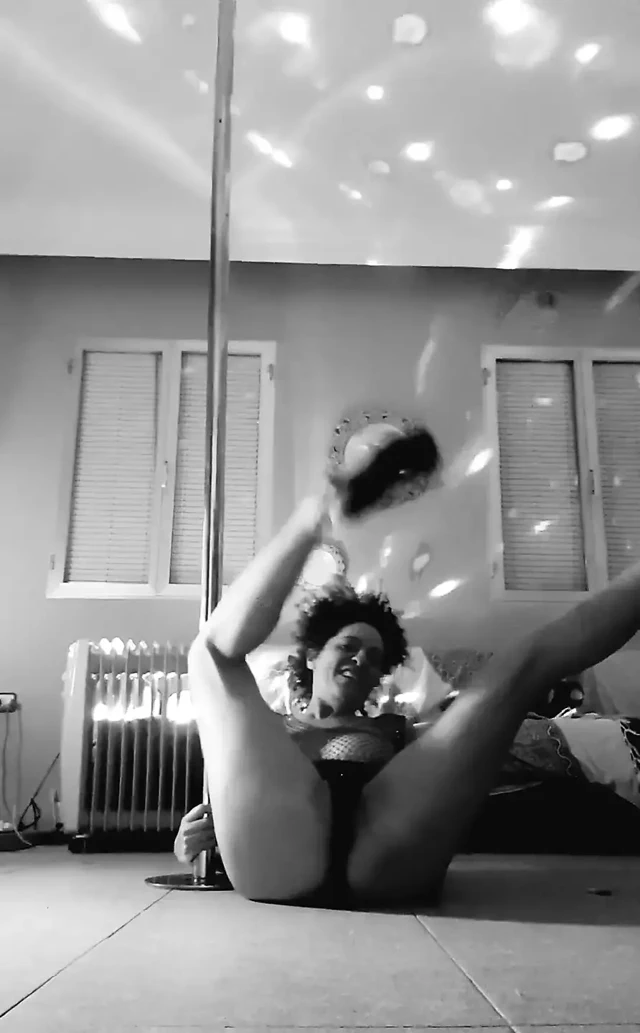 Siyah beyaz striptiz