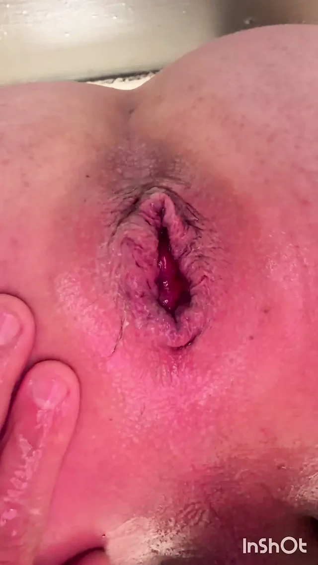 Genişleyen gay biseksüel anal deliği, kocaman dildo ile bi koca anal solo oyun