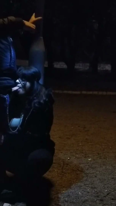 Orta yaşlı seksi fahişe halka açık bir yerde tasmayla sakso çekiyor | Klip 1