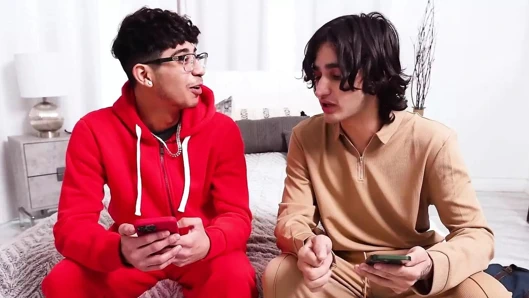 Üvey kız kardeşler Asia Lee ve Athena Fleurs birbirlerini sıcak tutmak için üvey erkek kardeşleriyle soyunuyor - sisswap