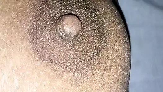 Hint eş göğüsler ve sulu kedi