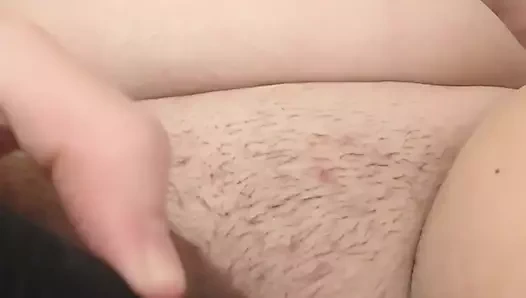 Anne siyah oyuncakla çok ıslak