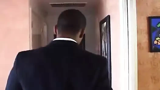 İri göğüslü kıvırcık saçlı ateşli zenci kadın sıkı deliklerinin derinliklerine büyük zenci yarağı alıyor