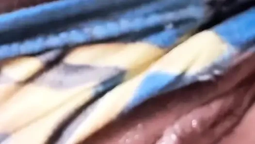 Şiddetli üvey kız kardeş gırtlağına kadar alıyor ve yarağın acımasız açlığıyla şarkı söylüyor