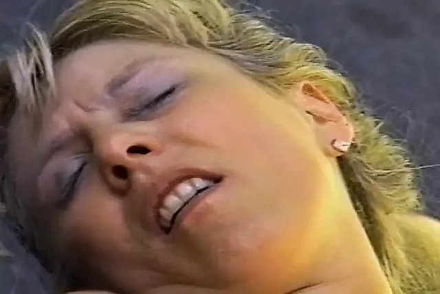 Bir grup yaşlı ve azgın bayan bazı korunmasız adamla sikişiyor