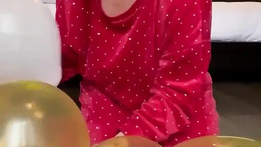 Merce balonlarla mastürbasyon yapıyor, çok azgın, amına bak