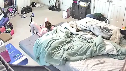 Web kamerası orta yaşlı seksi kadını mastürbasyon yaparken yakalıyor