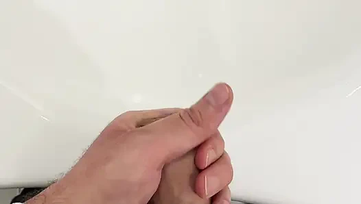 Ofis tuvaletinde boşalıyor