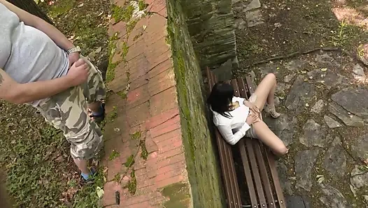 Ateşli kız açık havada mastürbasyon yaparken yakalandı ve yabancı tarafından sikildi