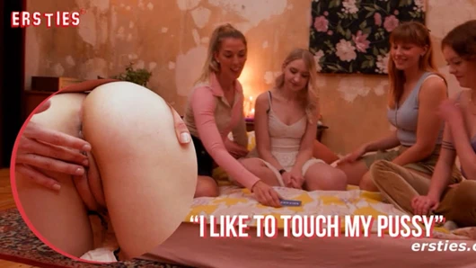 Ersties - dört kız birlikte seksi bir oyunun tadını çıkarıyor