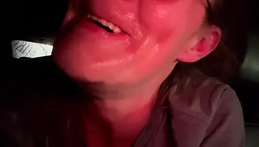 Evli kadın sikişiyor ve arka koltukta yüze boşalma ile emiyor