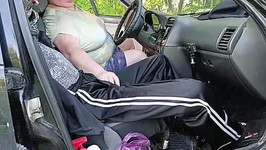 Otoparktaki arabada, kayınvalidem boşalana kadar sikimi sıvazlıyor