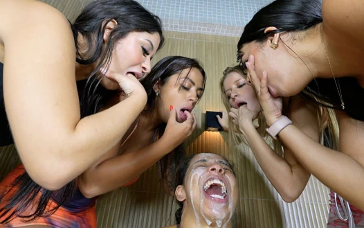 Tüküren lezbiyen grup seks - beş seksi hatun ve 40 litrelik en iyi luxus spit