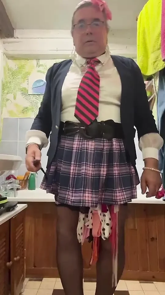 Şişeye işemek için küçük ekose etekli bir kıyafetle