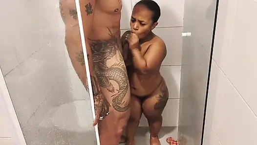 Baba Küçük Cüce ile Birlikte Banyo Yapıyor