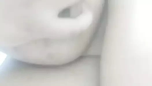 Sıcak kahverengi kız göğüsler ile oynama ve meme uçları emme