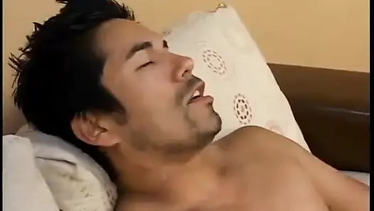Kırmızılı tatlı sarışın çıplak bir adama büyük bir elle muamele çekiyor