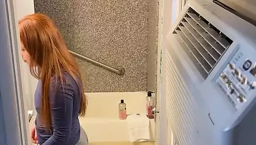 Kızıl saçlı soyunuyor ve duş alıyor