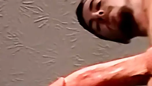 mürekkeplenmiş deniz okşayarak oturum sırasında olgun homo tarafından şişmiş