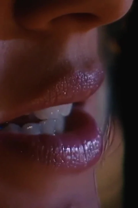 Симпатичная брюнетка Alaura носит камшот на лицо после секса