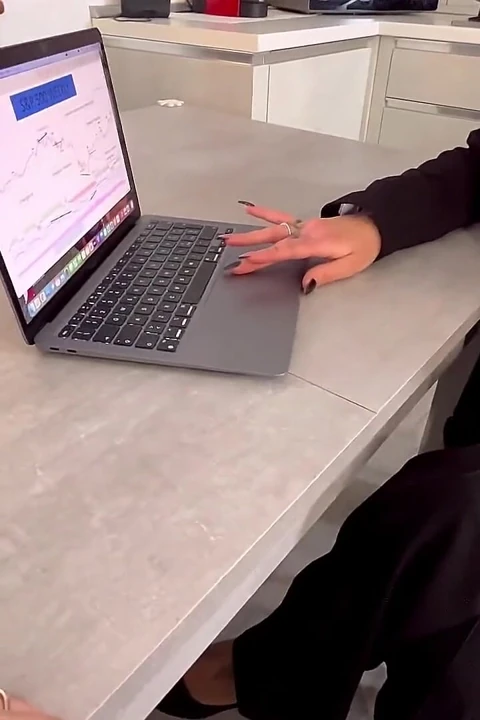 Bir meslektaşımı külotlu çoraplı bir orospuya çevirdim!