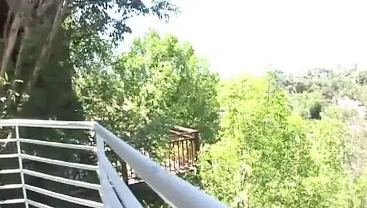 Güzel beyaz esmer mükemmel vücutlu büyük doğal memeler emiyor ve amına iki sert yarak alıyor