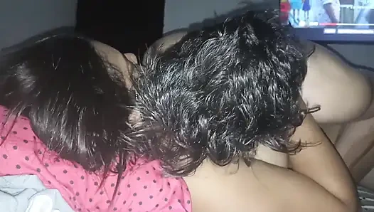 New York Abd'li 18 yaşındaki esmer büyük sarkık memeler üvey erkek kardeşinin büyük yarağını sikiyor