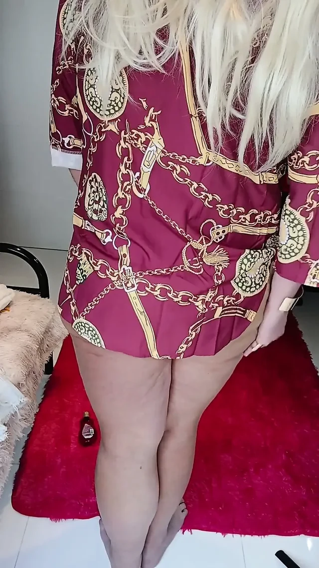Küçük bir elbise giyiyor ve bikini altlarını iple bağlıyor, sonunda külotuma biraz döl bırakıyor