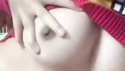 onun büyük göğüsleri ile oynamak