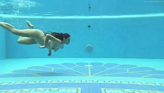 Büyük kabarık ganimet ve sarkık memeler