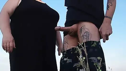 Ben mastürbasyon yaptıktan sonra işerken sikimi tutuyor ve yarak yakın çekim emiyor