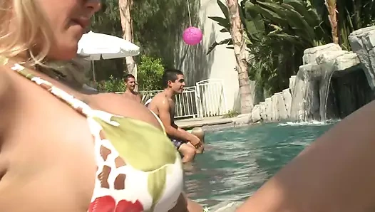 İki sütlü tenli sarışın açık havada iki zenci yarağı emiyor ve sikiyor