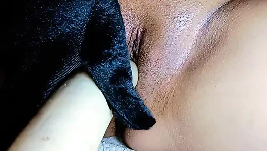 Bella Khalifa bu gece zevk ve mastürbasyon için turp kullanıyor