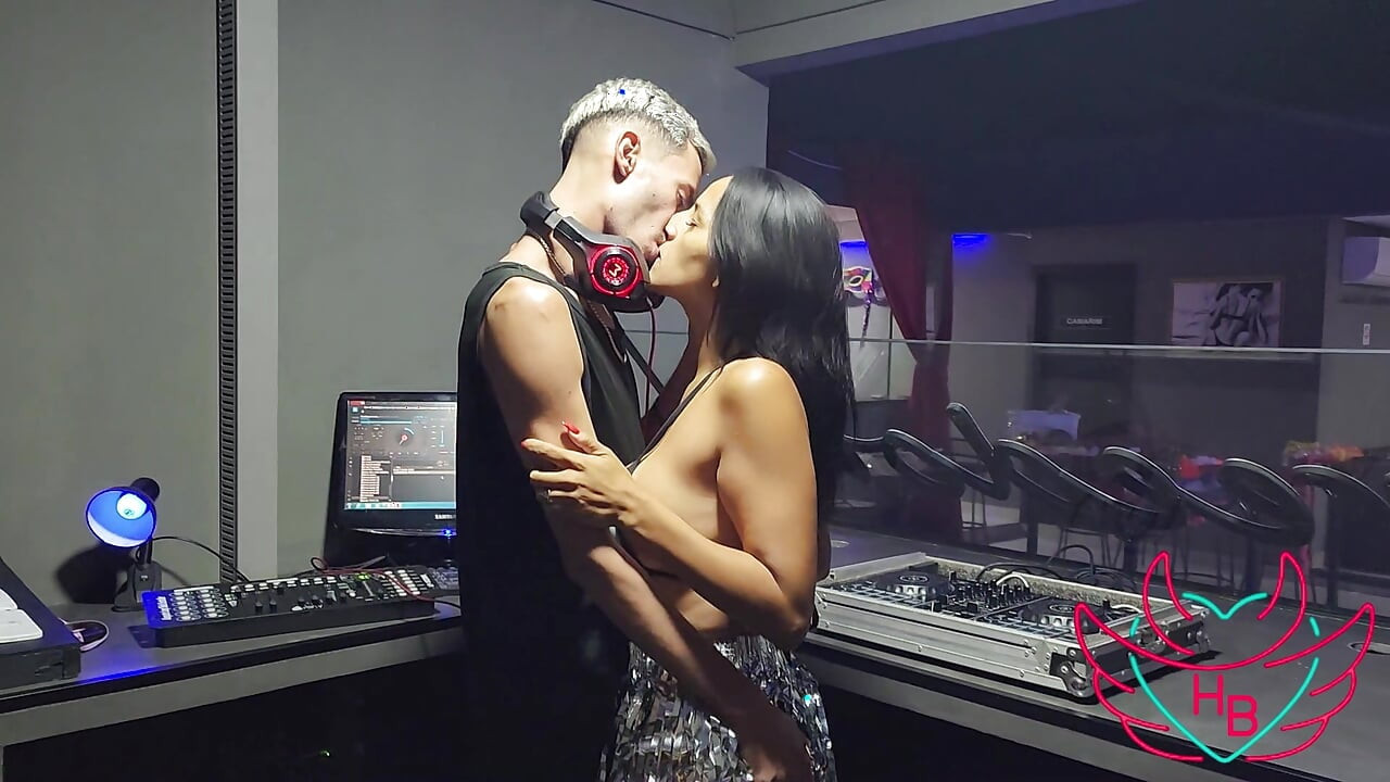 Yaramaz orta yaşlı seksi kadın yepyeni dj'e ateşli verdi