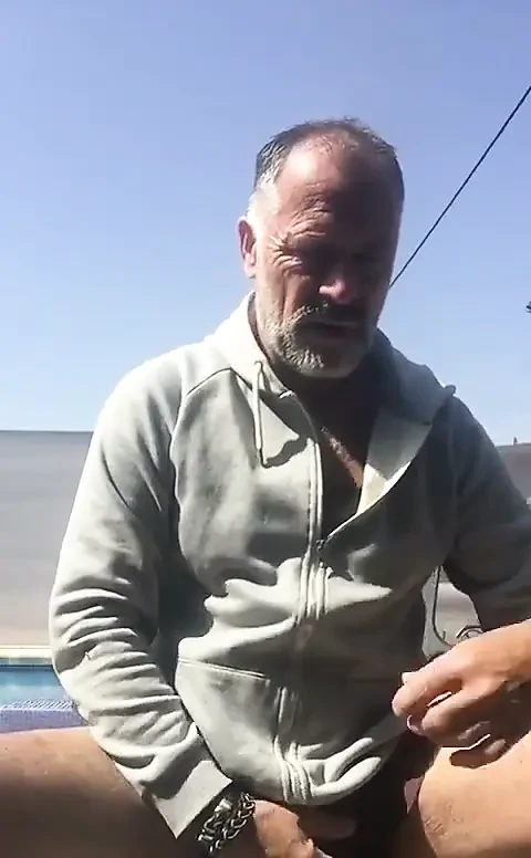 Havuz kenarında kendi kendine zevk
