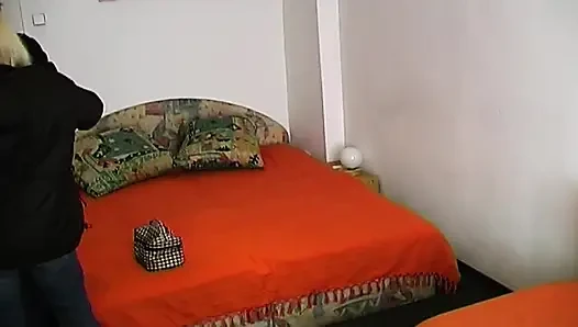 Azgın orta yaşlı seksi kadın kalın yarağa biniyor ve patlamalı orgazm oluyor