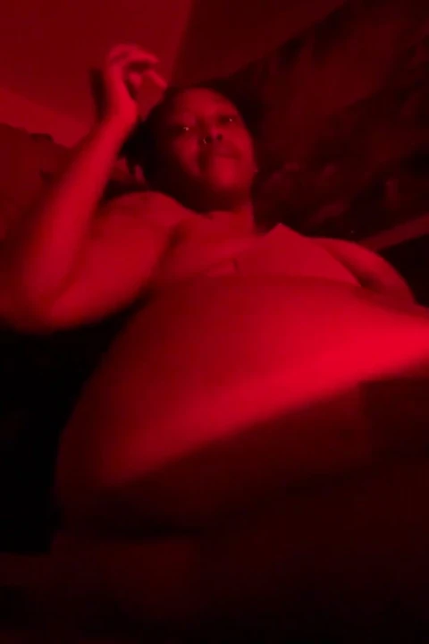 Zenci kız tek başına mastürbasyon ve dildo eğlencesi