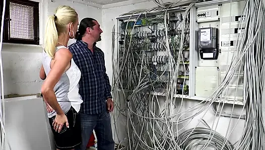 Büyük götlü sarışın sert seksten sonra sıcak bir dölin tadını çıkarıyor
