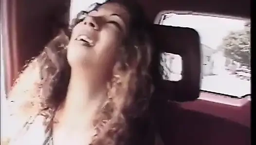 Muhteşem memeli esmer piliç yatakta iki yarakla sert sikiliyor