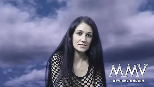 Sevimli Meli bir çift partisine katılıyor