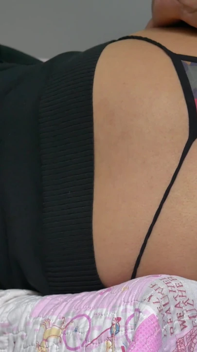 "Büyük götlü güzel bir latine derin anal penetrasyondan acı ve zevkle çığlık atmasını sağlıyor" dan epik an