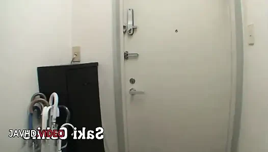 Güzel saki oshiro tutkuyla sert yarağa binmeden önce banyoda sakso çekiyor