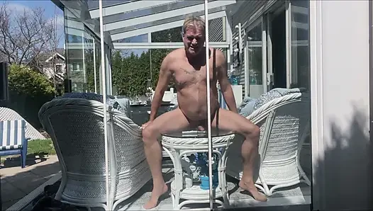 Hunk üvey baba ayı verandada çıplak güneşleniyor 3
