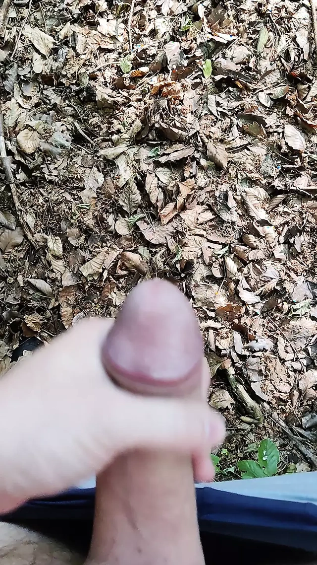 Ormanda mastürbasyon yapıyor