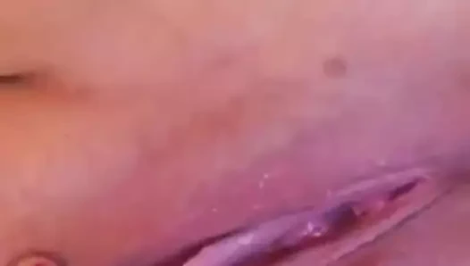 Sürtük bir buz küpü ile klitoris losyonları