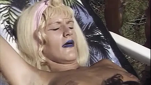 Almanyalı sarışın anal deliğine sokmayı seviyor