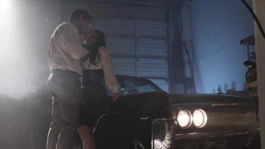 Daha derin. angela beyaz sırasını almak için her erkeği cezbeder